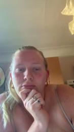 LubeyLou webcam model stream image