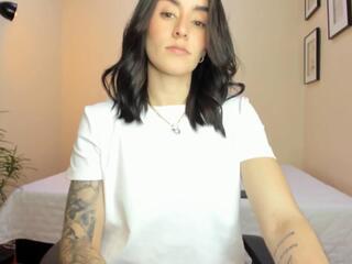 Louissa Bennett webcam flirt4free model stream image