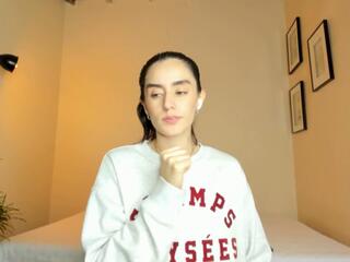Louissa Bennett webcam flirt4free model stream image