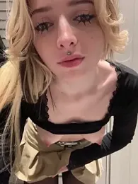 LoraaDoll webcam model stream image