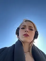 LoraaDoll webcam model stream image
