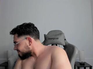 Luigi White webcam model stream image