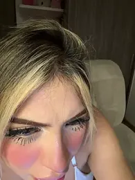 MiaWhitePink_ webcam model stream image