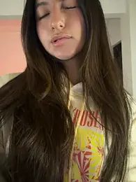 aly_golden_ webcam model stream image