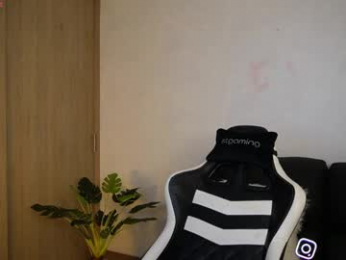 abril_w18 webcam model stream image