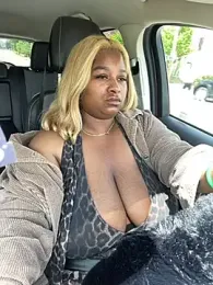 BigFineSelena webcam model stream image