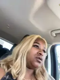 BigFineSelena webcam model stream image