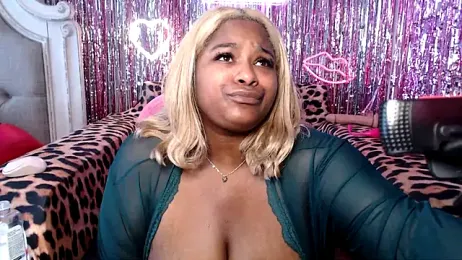 BigFineSelena webcam model stream image