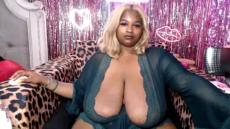 BigFineSelena webcam model stream image