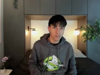 andyjoy_ webcam model stream image