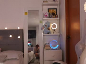 latin_green_eyes_ webcam model stream image