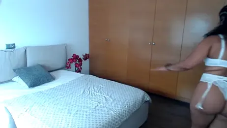 mialuna- webcam model stream image