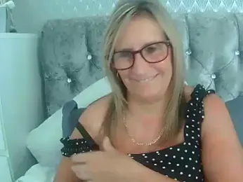 Additive_Mature_Linda webcam model stream image