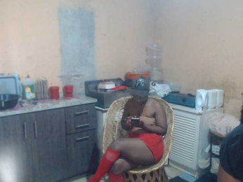 Curvypear webcam bongacams model stream image