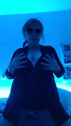 m_o_na_x webcam cam4 model stream image