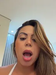 LariiHotWife webcam stripchat model stream image
