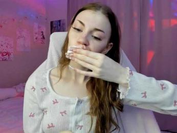 Lunellee webcam model stream image