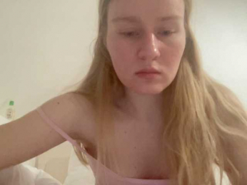 Charming-Lotti webcam model stream image