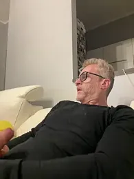 Axl_hot webcam stripchat model stream image