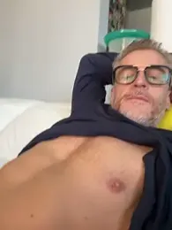 Axl_hot webcam model stream image