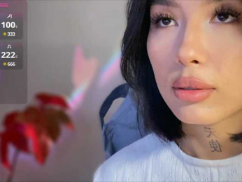 Girl-next-door webcam bongacams model stream image