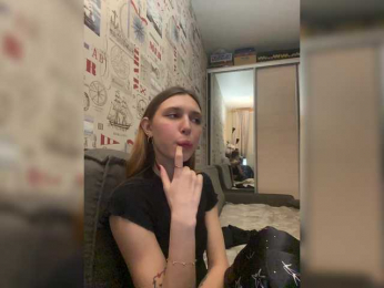 LinaLun webcam model stream image