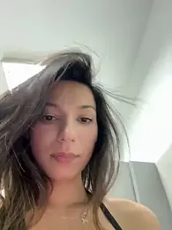 _MiaQueen_ webcam model stream image