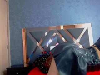 Izzy Skyy webcam model stream image