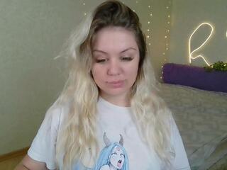 Kira Pride webcam model stream image