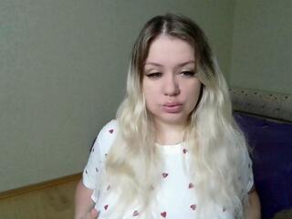 Kira Pride webcam model stream image