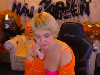 AmiraNight webcam model stream image