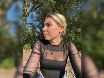 Emma942 webcam model stream image