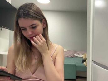 Peachy-keens webcam bongacams model stream image