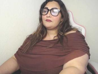 HeyMilani webcam model stream image
