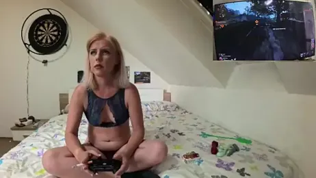 Moistdevil webcam model stream image