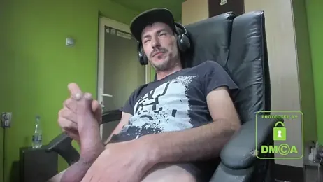 BigCumShoot webcam model stream image