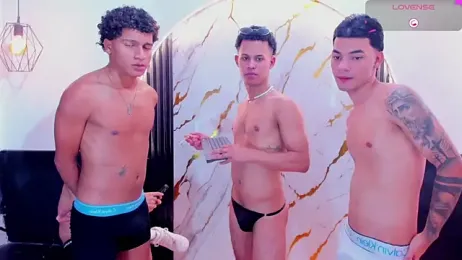 Dreams_Goldens webcam model stream image