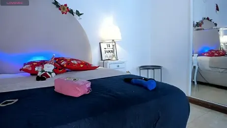 Queensoffie webcam model stream image