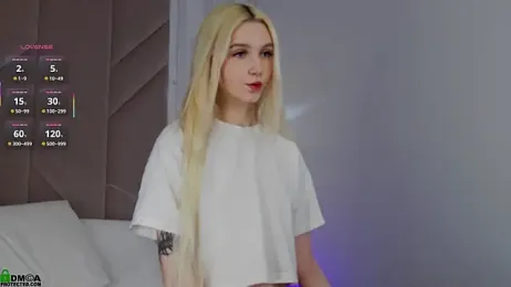 SaraHearts webcam model stream image