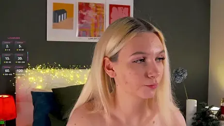 SaraHearts webcam model stream image