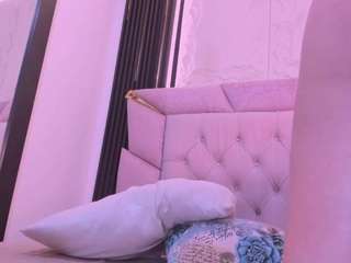 dominique-110 webcam camsoda model stream image