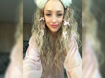 MilaLuxe webcam model stream image