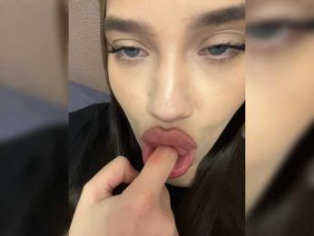 Glossmixdoll webcam model stream image