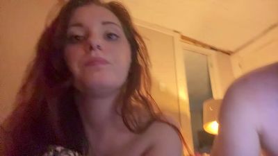 MinxieMoans webcam model stream image