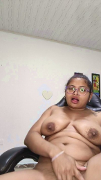 Chalohottt webcam model stream image