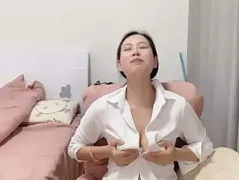 L--Q webcam model stream image