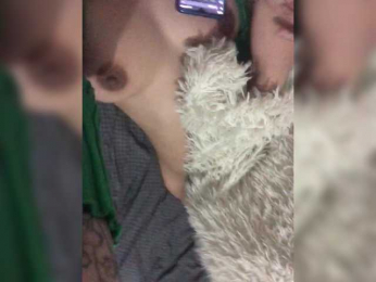 Kiraggg webcam model stream image
