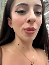 Yesmoree webcam model stream image