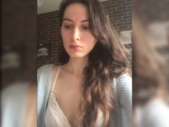 Hot-lina webcam model stream image