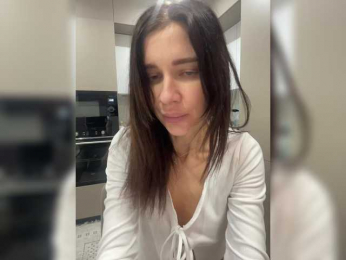 Kira_- webcam model stream image